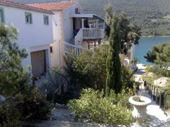 casa Peran Grebastica (in primo piano parte della casa Karmen)