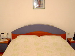 camera da letto casa 106