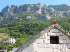 Riviera di Makarska - casa di pietra e montagna