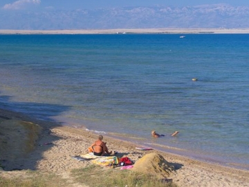 sabbia dorata e mare poco profondo a Privlaka
