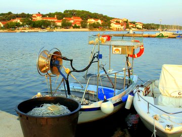 barche ancorata al molo di Verunic