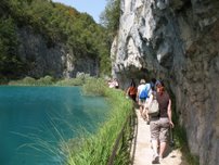 tra roccia e lago