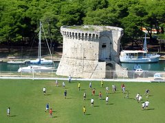 campo da calcio, torre, o porto?...