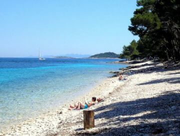 spiagge di ciottoli bianchi sull'isola Badija