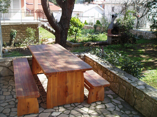 terrazza con tavolo e uscita diretta nel giardino