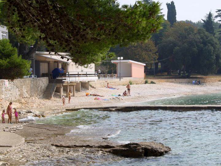 baia con spiaggia di ciottoli