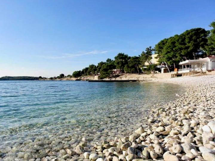 spiaggia di Banjole nella baia Centinera