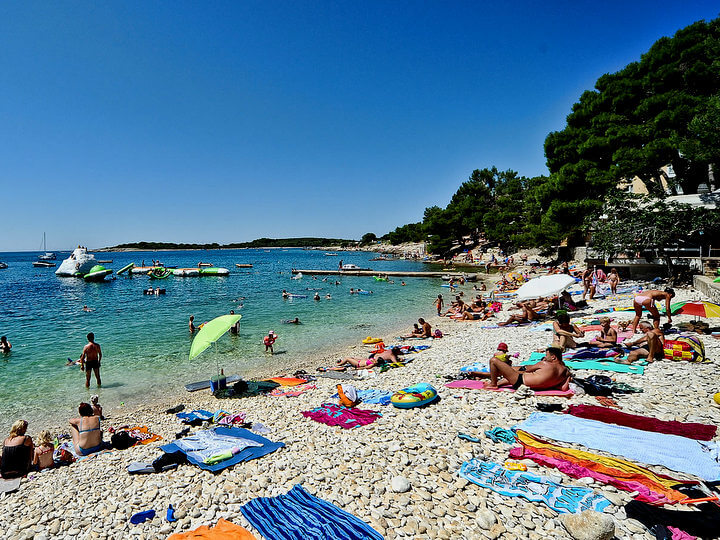 spiaggia di ciottoli a 160m da casa Mimosa