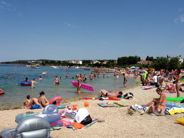 ciottolini e famiglie sulla spiaggia Bosana