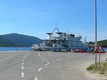 attracco del traghetto a Brbinj