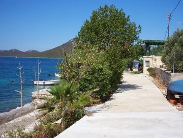 passeggiando in riva al mare a Brgulje