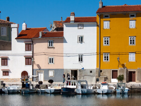 case lungo il porto della città di Cres