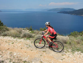 in bicicletta sull'irola Cres