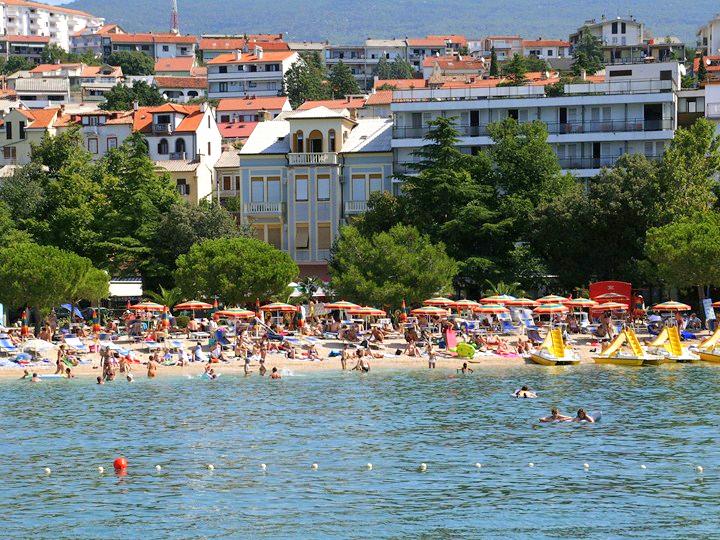 spiaggia davanti alla casa ad agosto