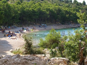 spiaggia di Drage ciottolini misti a sabbia