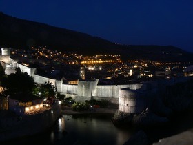 Le mura di Dubrovnik di notte