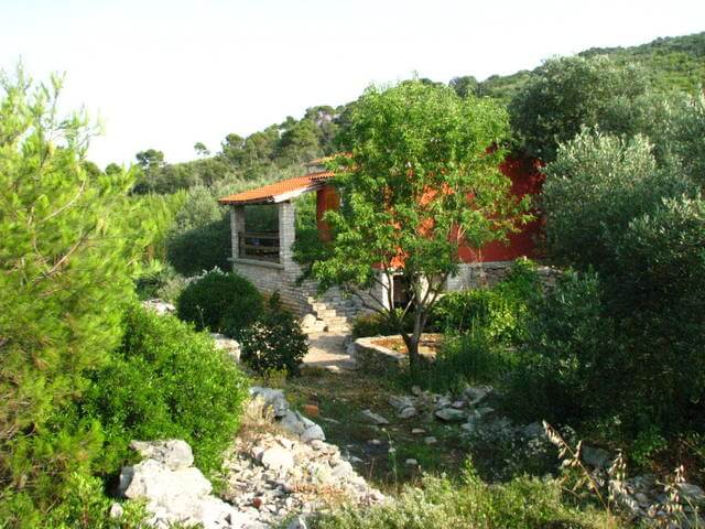 casa immersa nel verde