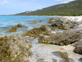 spiaggia rocciosa e ciottoli