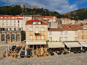 piazza centrale di Hvar