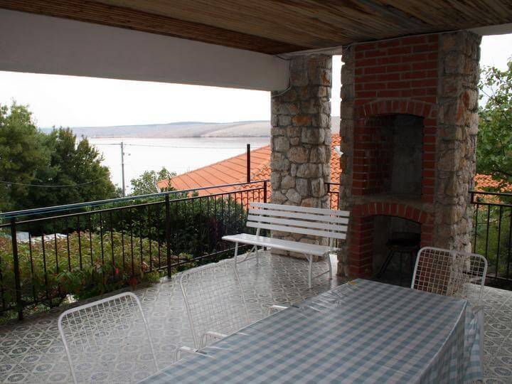 terrazza coperta con barbecue e parziale vista mare