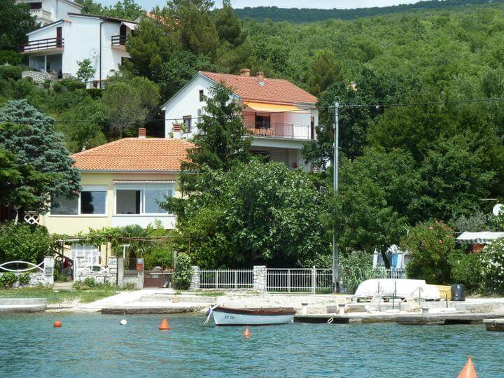 vista dal mare - casa con tenda arancione