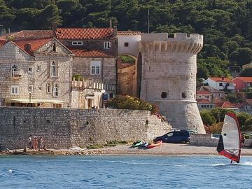 windsurf con vista sui bastioni di Korcula