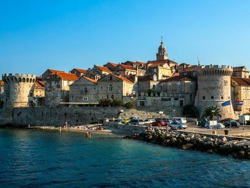 I bastioni Veneziani di Korcula il mare e la spiaggia