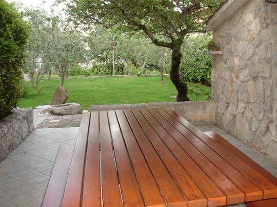 tavolo nella konoba con vista giardino