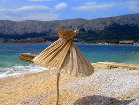 Baska spiaggi e ombrellone