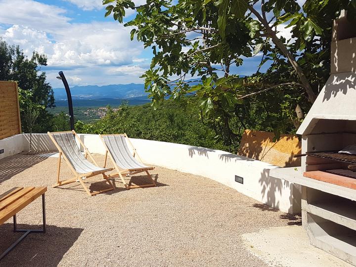 terrazza al pianoterra con barbecue