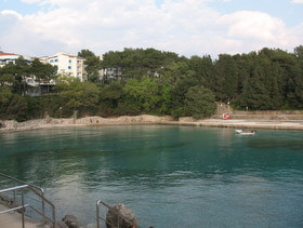 spiaggia sotto l'hotel Koralj