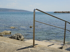 accesso al mare a Krk