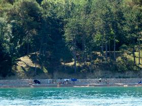 ombra naturale sulle spiagge di Omisalj