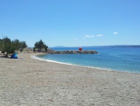 Punat spiagge di ghiaia e alberate