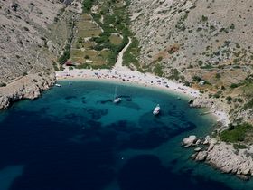 Stara Baska il mare e le rocce