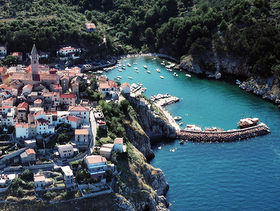 la collina di Vrbnik con il porto