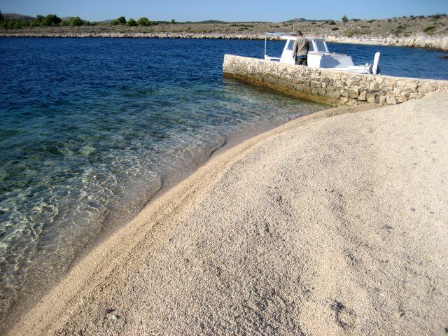 Spiaggetta di fronte alla casa a Lavdara