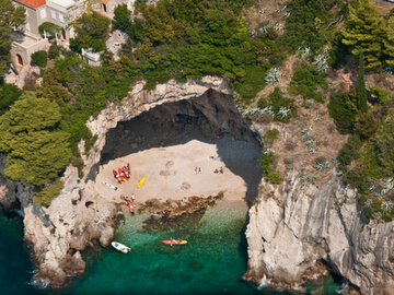 la costa dell'isola Lokrum vicino a Dubrovnik