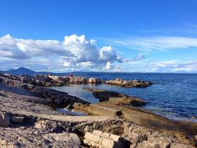 scogli mare limpido e nuvole ianche a Lussino