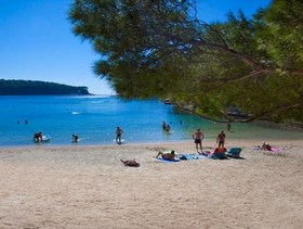 sabbia nella baia vicino agli hotel