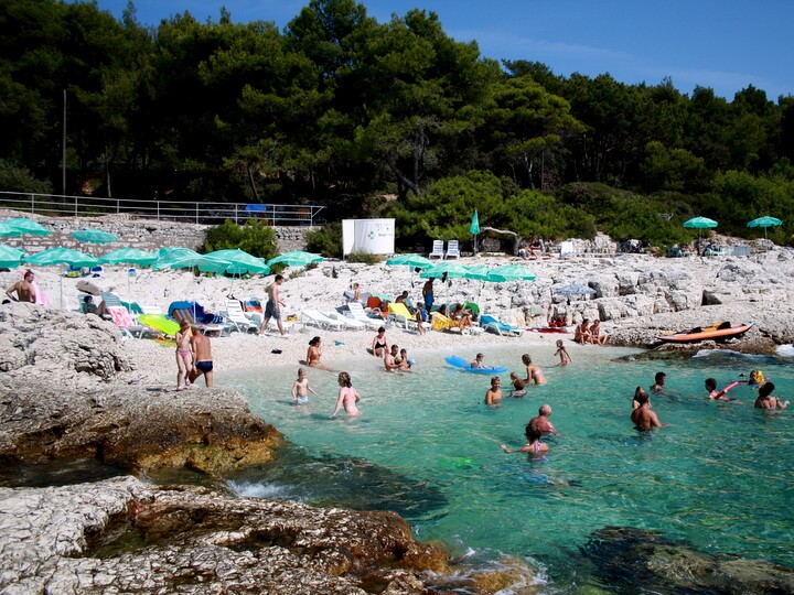 Spiaggia di ciottoli davanti alla Villa Roberto a Lussinpiccolo