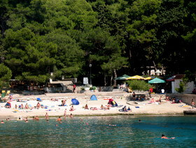 spiaggia di sabbia nella baia Cikat