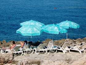 ombrelloni sulle spiagge di Lussinpiccolo