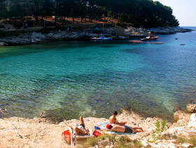 spiaggia rocciosa vicino all'hotel Vespera