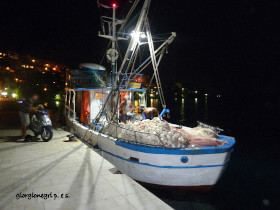 Peschereccio di sera a Makarska