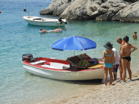 Fruttivendolo ambulante sulla spiaggia di Makarska