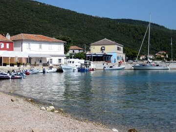 spiaggia davanti alla chiesa