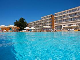 piscina e hotel Holiday Medulin
