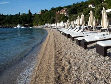 spiagga e lettini a Medveja