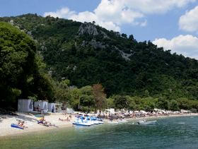 Spiaggia nel verde a Medveja